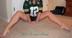 hot-soccermom:  Will you watch the Packers vs Giants this weekend?  Will you be rooting for my Packers or are you with @unbound68 and her Giants? 💋