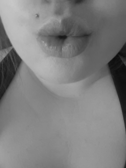 littlesisterwish:  A kiss for you, my sweet 10, 000! Xoxo