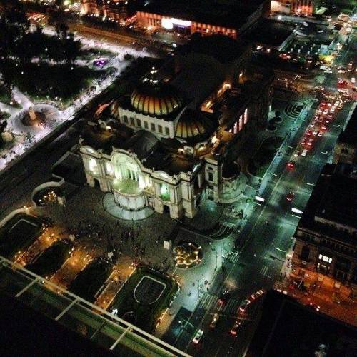 cazadordementes:  Vista desde la Torre Latinoamericana hacia la Alameda. Vista nocturna desde la Torre Latinoamericana hacia el Palacio de Bellas Artes. 
