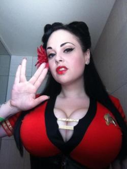 womanaresuperior:  cleavage:  (via Live Long and Boobs !)  Best. nerd. ever. 