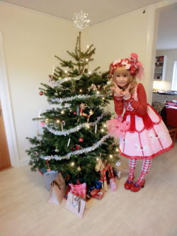 yannmmm:  My Christmas Outfit: Angelic Pretty - Carnival My Lookbook: http://lookbook.nu/look/6951170-Angelic-Pretty-Carnival-Fantasy-Theater-Heart My Insta: http://instagram.com/p/xCJAJYlXTR/?modal=true 