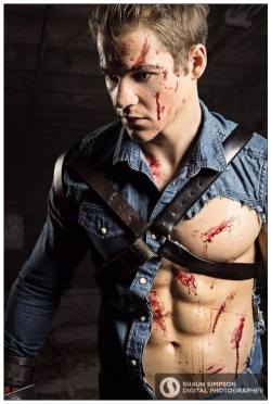 Model: Michael Hamm Cosplay: Ash Williams from Evil DeadPhoto by: Shaun Simpson Photography Source: Facebook