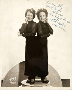 The Hilton Sisters conjoined twins, Daisy and Violet Hilton, 1941.