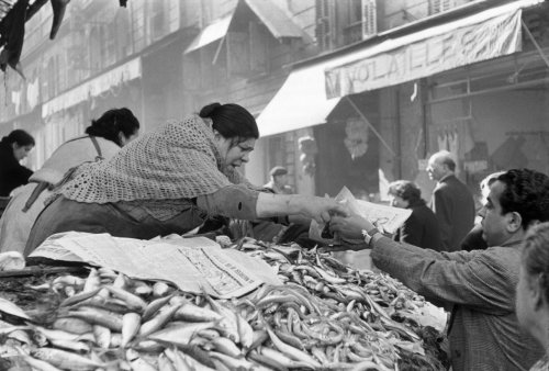 Henri Cartier-Bresson, Marché dans la rue Longue, Marseille, 1954 Nudes &amp; Noises  