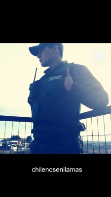 loverlov2:  chilenosenllamas:    Aporte Matías Gendarme 21 años, Región de los ríos.     Amo a la mayoría de los gendarme son tan ricos 