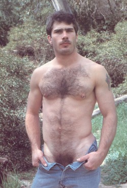 manlybush:  So so love his hairy body and