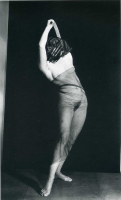 vivipiuomeno:  Man Ray nu au voile 1928  