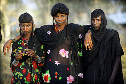 angryafricangirlsunited:  Wodaabe women: The Wodaabe or Bororo are a subgroup of the Fulani ethnic group. They inhabit regions stretching from southern Niger, through northern Nigeria, northeastern Cameroon, southwestern Chad, and the western region