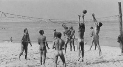 guygear:  Naked Volleyball…. 