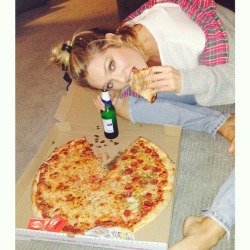  @AnnaBanks: Pigging out on pizza at a friend&rsquo;s place. I love girls&rsquo; night.  