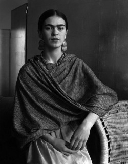 lonequixote:  Frida Kahlo by Imogen Cunningham (via @lonequixote) 