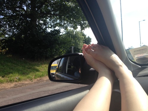wvfootfetish:  I wouldn’t be able to concentrate on driving :)  I would love to suck on her toes. They are so nice looking.
