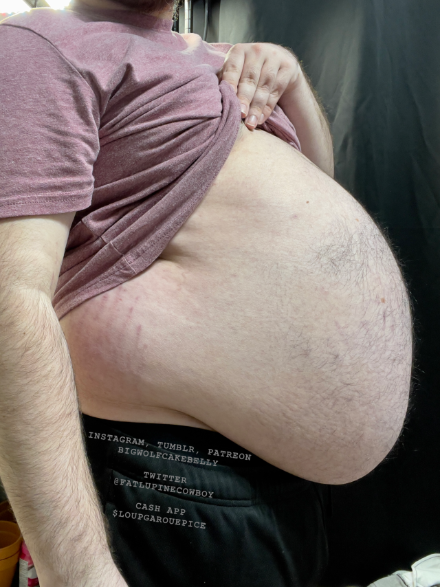 bigwolfcakebelly:When you’ve been piling on fat, so now your gut has a meaty overhang.😏 Make this slab of gut even heavier by supporting me on Patreon.