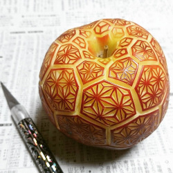 culturenlifestyle:  Gaku’s Ethereal Food Carvings Japanese artist Gaku carves fruits and vegetables, etching intricate patterns on their skins. Keep reading 