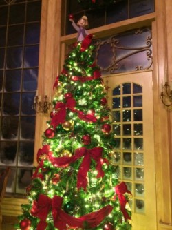 letsrunawaytodisney:  gt2bthegoodlife:  dreamalongwithholly:  Be Our Guest Restaurant Christmas Decorations  THEY DECORATED BE OUR GUEST?! crap.  BERNADETTE PETERS IS ON TOP OF THEIR TREE!!!!!!!! 