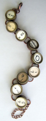 As a wannabe writer, i absolutely love vintage typewriter key bracelets!
