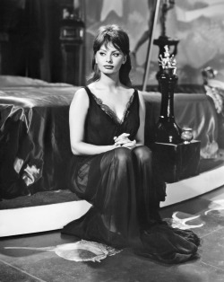 la-dulzura:  Sophia Loren   Weaken everytime