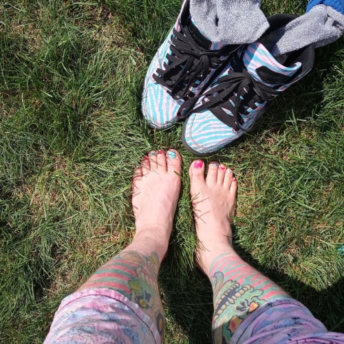Get your feet in the grass.  Embrace your colors.      . . . #caricaturist #caricatureartist #portraitartist #contemporaryartist  #paintersofinstagram #painter #massachusettsartists #feet #toes #grass #cottoncandycolors #tattooed #selfie #sneakers #osiris