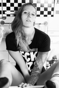 fabzblack-blog-blog:  Aus der Serie Frauen in ihrem natÃ¼rlichen Umfeld ;-)Starring: @lisar-tattoomodel-karlsruhe  â¤ï¸