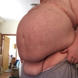 massivemyke:  Tuesday of the Tummies!  I am so in love with that fatpad