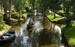 sixpenceee:  The Dutch village of Giethoorn has no roads. Its buildings are connected entirely by canals, footbridges and trails.