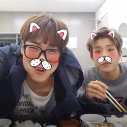 rappersqirl:  look at this cuties playing with the V app filters💘