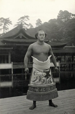 thekimonogallery:  Sumo wrestler, ca. 1910, Japan 