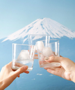 teardrop-jewelry:  【かわいい】日本一の頂きをひとり占めできちゃう！ 雪化粧の富士山が作れる製氷器「FUJI ON THE ROCK」がステキ!!! | Pouch［ポーチ］ 