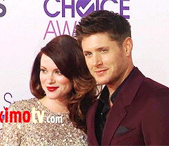 skipflash:      Jensen and Danneel Ackles on the red carpet at the People’s Choice Awards - Jan 9, 2013 [x]    #he’s five seconds away from putting up a massive peacock tail #and just like shimmying back and forth around danneel   