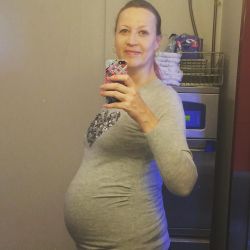 youlingerie:  “Blodtrykk er fortsatt stabilt, og jeg lekker litt mindre eggehvitestoffer. Krysser fingrene for at det snart er plass til oss i Oslo. #ruger #hønemor #gravid #pregnant #tvillinger #twins #svangerskapsforgiftning #preeclampsia #TilbakeTilBye