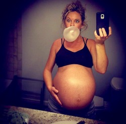 maiesiophiliac-surrogate:  That bubble and that belly are both AMAZING! 