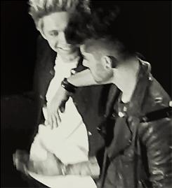 the-brit-blog:  Ziall is giving me heart problems. 