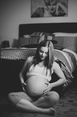 alfredoziano:  My favorite pic from this “in the comfort of your own home” maternity shoot. D700 | VSCO 