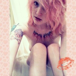 seas0n0fthebitch:  Is #toplesstuesday still a thing? #TT #bathtime #pinkhair #altgirls #ig  I love topless Tuesday!!! @