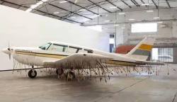 elojovago:  Así regresó esta avioneta tras realizar varios vuelos a baja altura por encima de la aldea de una tribu Amazónica 