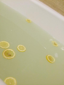 japan-o-phile:  (you can remove the caption if you please) i took a detox bath tonight and it was so pretty and relaxing! as much as i love lush, it is far to expensive for me and not worth the Ű for a bath bomb that will last me one bath. i recently