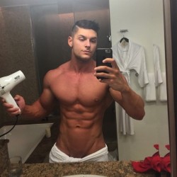 guyswithiphones-nude:  Guys with iPhones