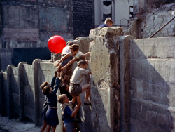 isyourdadhot:  Le Ballon Rouge - 1956 