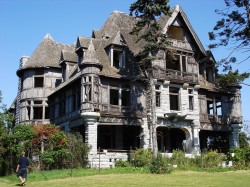 congenitaldisease:  The Carleton Villa was built in 1894 for William Wyckoff and his wife. Sadly, a month before they were due to move in, his wife died from a heart attack. William moved in himself but on the first night, he also suffered a heart attack