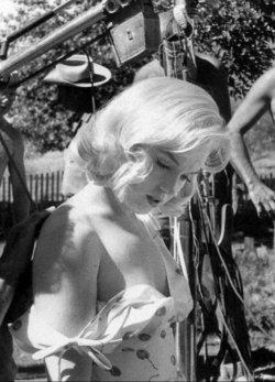 perfectlymarilynmonroe:  Marilyn photographed