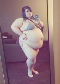 ssbbwkiyomi:  #ssbbw #feedee #hugebelly #ssbbwporn #bbwporn #bbwbikini #bbw #cellulite #hugethighs #ssbbwkiyomi  Itty bitty bikini fun 