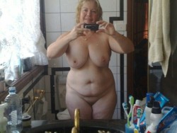 Another brave lady snaps a selfie to prove older women are remarkably sexy.  No sane, non-gay male would ever disagree&hellip;