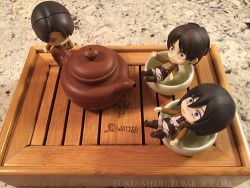 fuku-shuu:   Nendoroid Theater: Disciplinary Action (Levi-style)  My Heichou Nendo finally arrived, and so I finally get to execute this idea that I’ve wanted to try for ages, lmao. (His tiny little hands can’t hold these teacups the usual way,