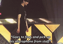 vanitysixx:  Changmin’s microphone incident: where Changmin thought swapping his faulty microphone with Yunho’s working microphone was a good idea. This is what happened (￣ω￣;) [cr: withbambi] 