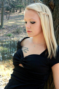 Thanks to xEmm from Mygirlfund for sharing this beautiful artistic outdoor shot. You can chat with this sexy blonde live at mygirlfund.com