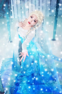 cosplay-soul:  Elsa the Snow Queen | FROZEN 
