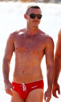 male-and-others-drugs:  Luke Evans sem camisa na praia