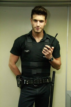 unshaped:  ahealthierlexie:  Fuck the police    He can arrest me 