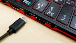 dekoi2501post:  転送速度を2倍に引き上げた「USB 3.2」が策定 - PC Watch  USB 3.0 Promoter Groupは25日(米国時間)、マルチレーン技術により最大で2GB/sの転送速度を実現した「USB 3.2」規格を発表した。すでに最終ドラフト段階に入っており、2017年9月にアメリカで開かれるUSB