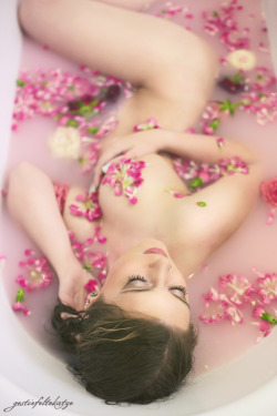 Bathing with Flowers - Marie by gestiefeltekatze